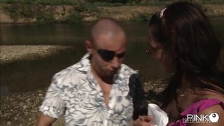 Two cocks to take by the river