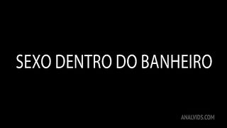 Sexo dentro do banheiro