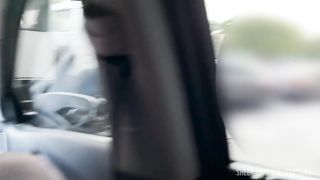Botei o safado pra mamar pau grosso de travesti no carro