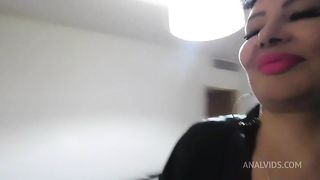 MI HERMANASTRO VIENE DE VISITA Y ME LLENA EL ORTO DE LECHE