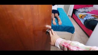 Mi padrastro me observa y se masturba y no se resiste y me viene a coger por mis dos agujeros