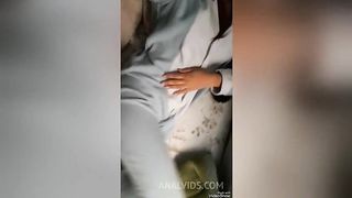 Menina safadinha se tocando com vibrador e plug no cuzinho, vestida de pijama de bichinha e bucetinha toda molhada ela rebola com plug no cuzinho ate gozar