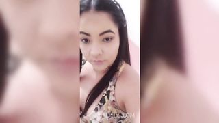 Novinha gostosa ficando nua e usando seus brinquedos - Completo
