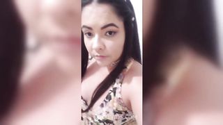 Novinha gostosa ficando nua e usando seus brinquedos - Completo