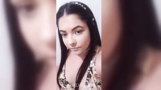 Novinha gostosa ficando nua e usando seus brinquedos - Completo