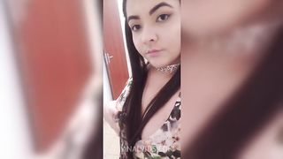 Novinha gostosa ficando nua e usando seus brinquedos - Completo