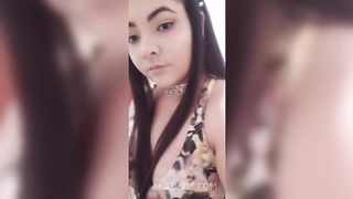 Novinha gostosa ficando nua e usando seus brinquedos - Completo