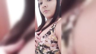 Novinha gostosa ficando nua e usando seus brinquedos - Completo
