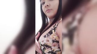 Novinha gostosa ficando nua e usando seus brinquedos - Completo