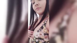 Novinha gostosa ficando nua e usando seus brinquedos - Completo