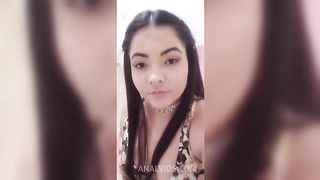 Novinha gostosa ficando nua e usando seus brinquedos - Completo
