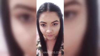Novinha gostosa ficando nua e usando seus brinquedos - Completo