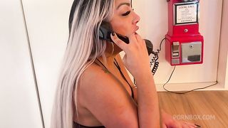 Comemos a puta em todos os cantos da cozinha, dois pau de travesti na safada