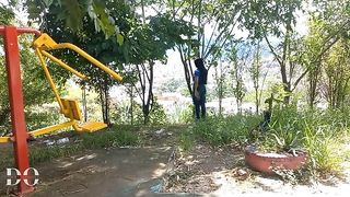 Le tengo ganas a mi vecina lesbiana, entonces la seduzco y me la llevo a chuparle el cono y a meterle la lengua en su culo