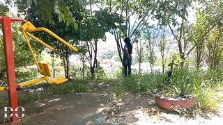 Le tengo ganas a mi vecina lesbiana, entonces la seduzco y me la llevo a chuparle el cono y a meterle la lengua en su culo