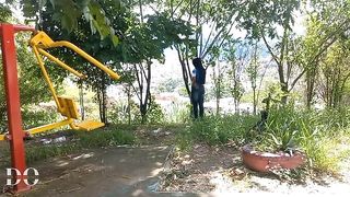 Le tengo ganas a mi vecina lesbiana, entonces la seduzco y me la llevo a chuparle el cono y a meterle la lengua en su culo