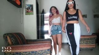 Universitarias lesbianas disfrutan lamer sus conos y follar hasta gemir de placer