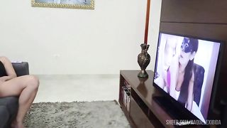Marido chega em casa e flagra esposa assistindo filme porno e se masturbando, ele colocou a safada de quatro e meteu na buceta da vadia