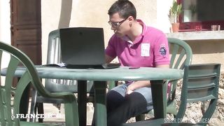 Une prof autoritaire et en manque se tape son eleve et lui donne son cul!