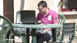 Une prof autoritaire et en manque se tape son eleve et lui donne son cul!