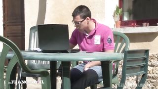 Une prof autoritaire et en manque se tape son eleve et lui donne son cul!