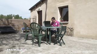 Une prof autoritaire et en manque se tape son eleve et lui donne son cul!