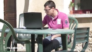 Une prof autoritaire et en manque se tape son eleve et lui donne son cul!
