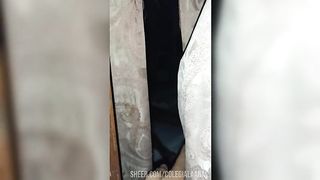 A la hijastra colegiala sumisa le dan por el culo por primera vez le gusta la verga de su padrastro maduro