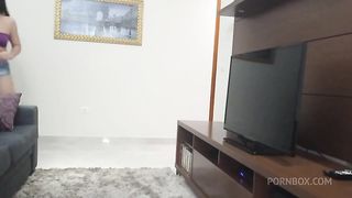 Dona de casa gostosa de shortinho dando em cima do tecnico de TV