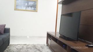 Dona de casa gostosa de shortinho dando em cima do tecnico de TV