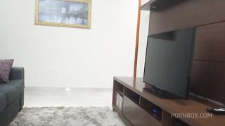 Dona de casa gostosa de shortinho dando em cima do tecnico de TV