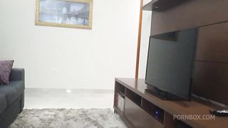 Dona de casa gostosa de shortinho dando em cima do tecnico de TV