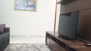 Dona de casa gostosa de shortinho dando em cima do tecnico de TV