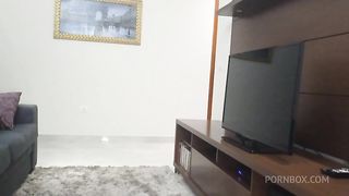 Dona de casa gostosa de shortinho dando em cima do tecnico de TV