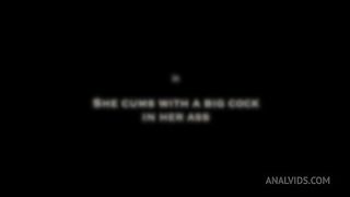 She cums with a big cock in her ass
