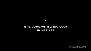 She cums with a big cock in her ass