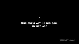 She cums with a big cock in her ass