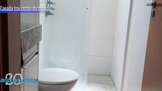 Em belo dia chuveiro de uma coroa quebrou ela ligou para o vizinho do apat para concerta chueviro.