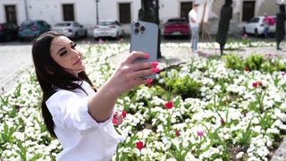 SARA DIAMANTE SHOWS OFF HER ASS-ETS