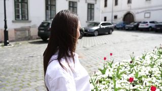 SARA DIAMANTE SHOWS OFF HER ASS-ETS