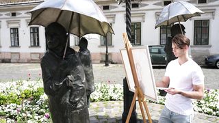 SARA DIAMANTE SHOWS OFF HER ASS-ETS