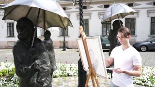 SARA DIAMANTE SHOWS OFF HER ASS-ETS