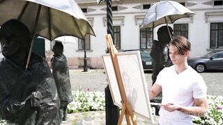 SARA DIAMANTE SHOWS OFF HER ASS-ETS