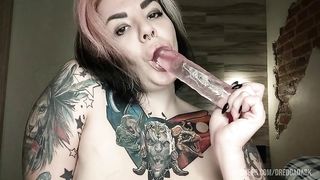 Hot tattooed slut fuckes her big ass with a big dildo