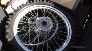 TIA CYRUS LETS HER STUD SHAVE HER PUSSY BEFORE THEY BONE