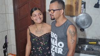 Enquanto o marido estava dormindo, o nerd chegou e me fodeu gostoso, o corno acordou e participou