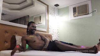 BOTANDO E TIRANDO A PICA ENORME NA BUCETINHA QUASE ENTRA NO CUZINHO