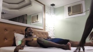 BOTANDO E TIRANDO A PICA ENORME NA BUCETINHA QUASE ENTRA NO CUZINHO